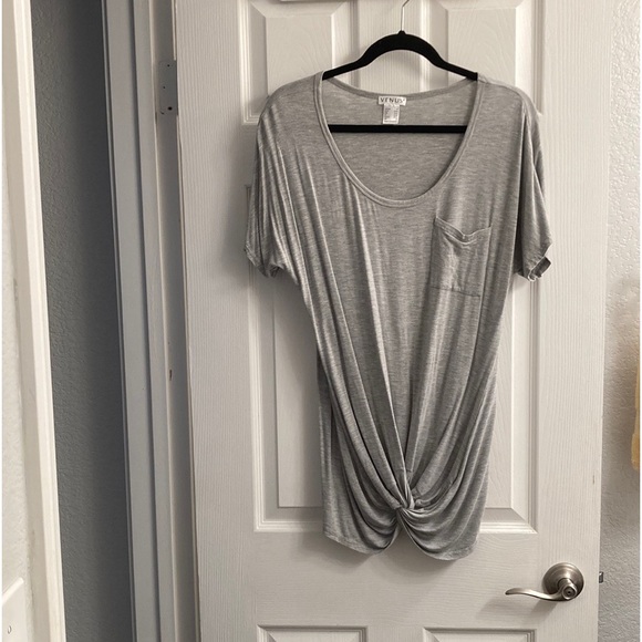 VENUS Tops - VENUS gray twist-front tee M